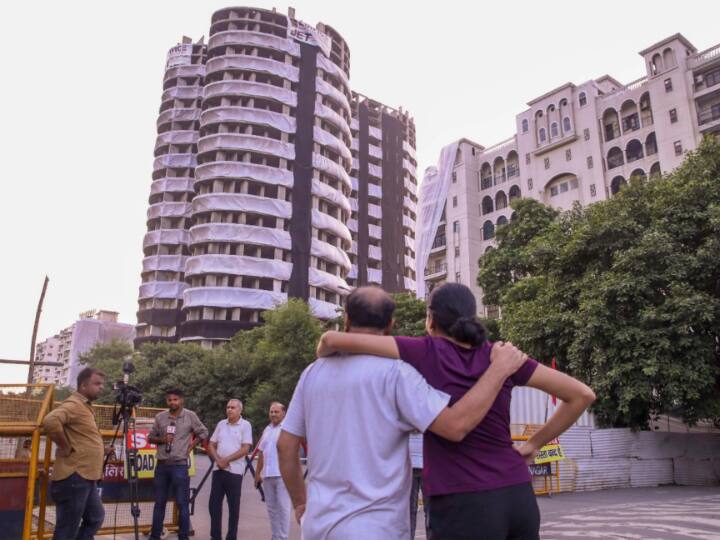 नोएडा की CEO रितु माहेश्वरी ने कहा, 'आस-पास की हाउसिंग सोसाइटियों को कोई नुकसान नहीं हुआ है. अभी कुछ मलबा सड़क की तरफ आया है. हमें एक घंटे में स्थिति का बेहतर अंदाजा हो जाएगा.'