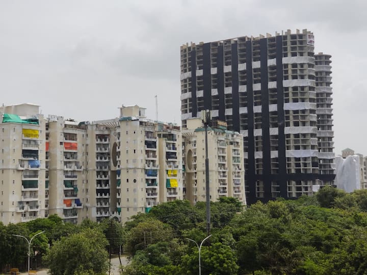 ट्विन टावर में जहां-जहां कॉलम में बारूद लगाया गया है वहां जियोटेक्सटाइल कपड़ा लगा है. इसमें फाइबर कंपोजिट होता है अगर कोई चीज इससे टकराती है तो वह कपड़े को फाड़ती नहीं बल्कि रिवर्स होती है.