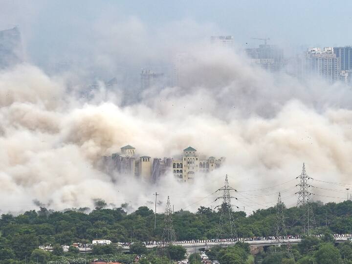 दिल्ली की प्रतिष्ठित कुतुब मीनार (73 मीटर) से ऊंचे इन टावर को ‘वाटरफॉल इम्प्लोजन’ तकनीक की मदद से गिराया गया.