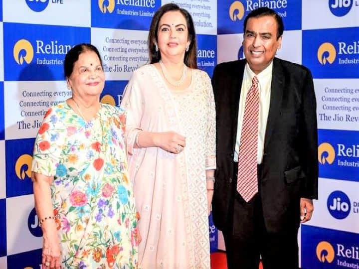 मुकेश अंबानी ने कहा कि मुझे, पूरी उम्मीद है कि अगले साल 2023 में हम एक हाइब्रिड मोड पर मिलेंगे, जो भौतिक और डिजिटल दोनों तरीकों का एक संयोजन होगा. देश के प्रधानमंत्री नरेंद्र मोदी ने 15 अगस्त के अपने भाषण में पंच-प्रण या 5 अनिवार्यताओं की बात की थी, जिसमें भारत को 2047 तक एक विकसित राष्ट्र बनाया जा सकेगा. साथी ही अगले 25 वर्षों को भारत के 'अमृत काल' के रूप में वर्णित किया है. यह एक अमृत युग होगा. रिलायंस भारत की समृद्धि और प्रगति में पहले से कहीं अधिक योगदान देने को तैयार है.