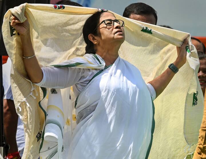 তীব্র রোদ ছিল এদিন। তার মধ্যেই মঞ্চে উপস্থিত মমতা বন্দ্যোপাধ্যায়। অনুষ্ঠানের এক ফাঁকে মমতা বন্দ্যোপাধ্যায়।