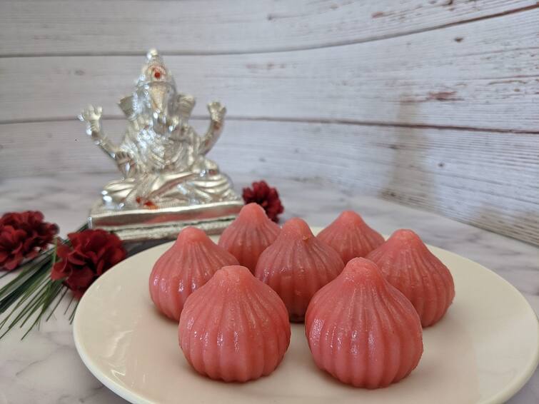 Vinayagar Chathurthi 2022 Ganesh Chaturthi 2022: Make This Delectable Kaju Gulkand Modak To Celebrate The Festival Ganesh Chaturthi 2022 : இந்த விநாயகர் சதுர்த்திக்கு ரெசிப்பியும் புதுசு.. வைரலாகும் குல்கந்த் கொழுக்கட்டை ரெசிப்பி..