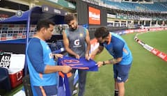 Asia Cup 2022: মাঠের লড়াই শেষ হতেই সৌজন্যের ছবি, পাক পেসারকে উপহার দিলেন কোহলি