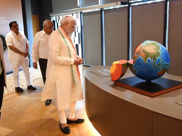 'स्मृति वन स्मारक' के उद्घाटन के मौके पर पीएम मोदी के साथ गुजरात के मुख्यमंत्री भूपेंद्र पटेल भी मौजूद थे.