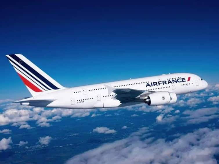 Air France suspended two of its pilots for fighting in the cockpit during a Geneva Paris flight in June நடுவானில் பறந்துகொண்டிருந்த விமானம்! காலரை பிடித்து சண்டையிட்ட விமானிகள்! ஷாக் சம்பவம்!