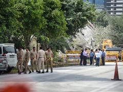 Twin Tower Demolition: ट्विन टावर गिरने के 24 घंटे बाद क्या हैं हालात, तस्वीरें में देखें आस-पास के इलाकों का हाल