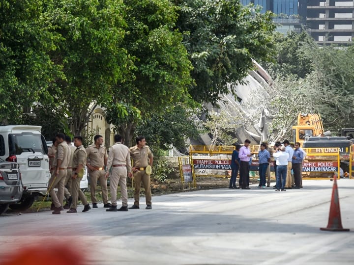 नोएडा प्राधिकरण की मुख्य कार्यकारी अधिकारी (सीईओ) रितु माहेश्वरी ने सोमवार को कहा कि ध्वस्त हो चुके सुपरटेक ट्विन टावरों के आसपास आवासीय सोसायटी और सड़कों पर सफाई का काम जोरों पर जारी रहा. सेक्टर 93ए में एमराल्ड कोर्ट और एटीएस विलेज सोसाइटी के कईं निवासी रविवार रात घर लौट गए, जबकि कईं अन्य लोग सोमवार को लौटे.