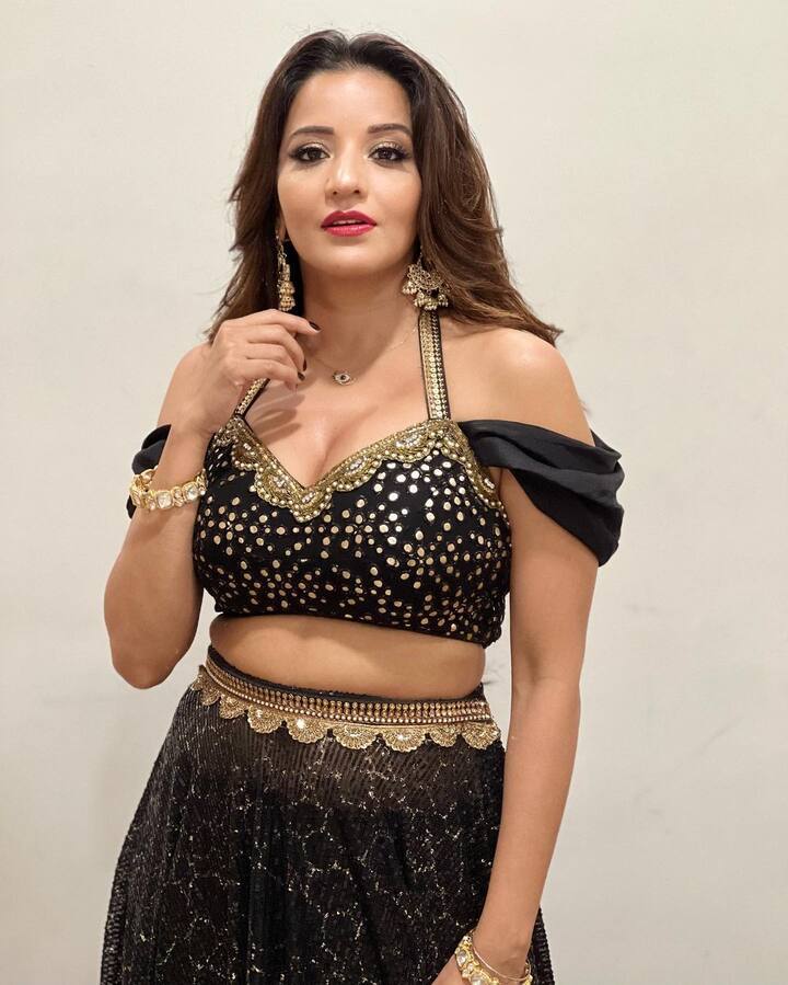 बंगाली से लेकर दक्षिण और भोजपुरी फिल्मों में अपने हुस्न और अभिनय का जलवा बिखेरने वाली एक्ट्रेस मोनालिसा (Monalisa) अका अंतरा बिस्वास ने लहंगे में अपनी बेहद ग्लैमरस फोटोज शेयर की हैं.