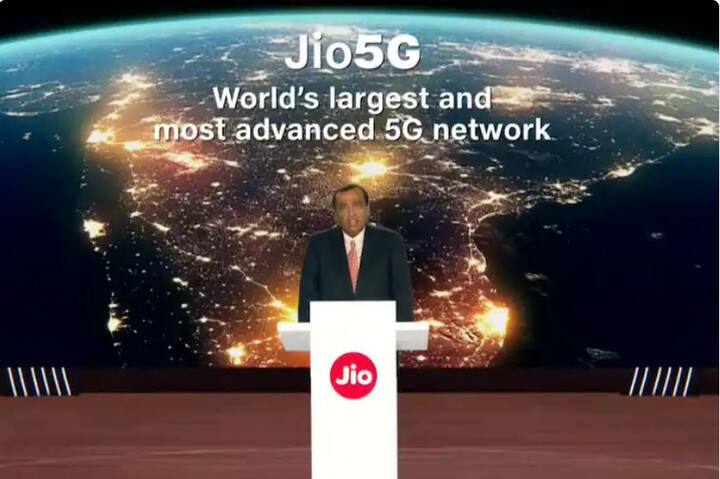 তিনি জানান,  কেবল Jio-র কাছে 700 MHz স্পেকট্রাম রয়েছে। Jio 5G-এর কভারেজ দুর্দান্ত হবে