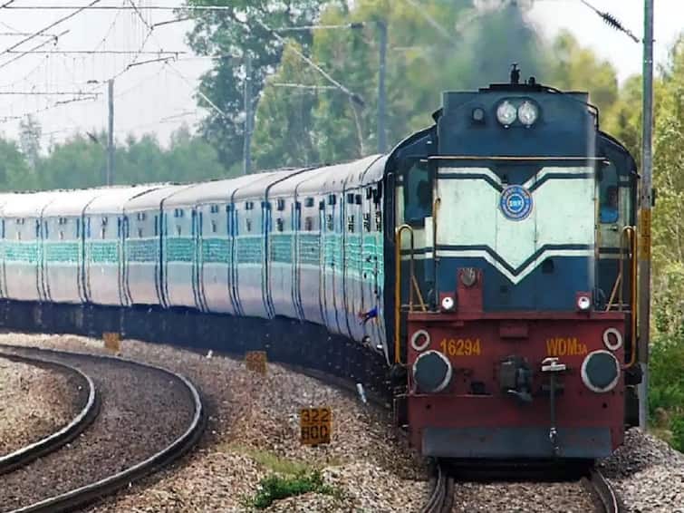 Punjab Railways will lease 25 trains to private companies auction 13 and 18 October Railway News: पंजाब के रास्ते जानें वाली इन 25 ट्रेनों को लीज पर देगी रेलवे, नीलामी के बाद हो जाएंगी प्राइवेट