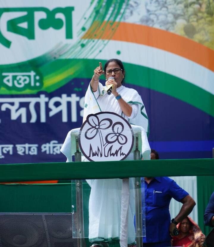 তখন বক্তৃতার মাঝপথে। তৃণমূল ছাত্র পরিষদের প্রতিষ্ঠা দিবসের মঞ্চ থেকে বক্তব্য রাখছেন মমতা বন্দ্যোপাধ্যায়।