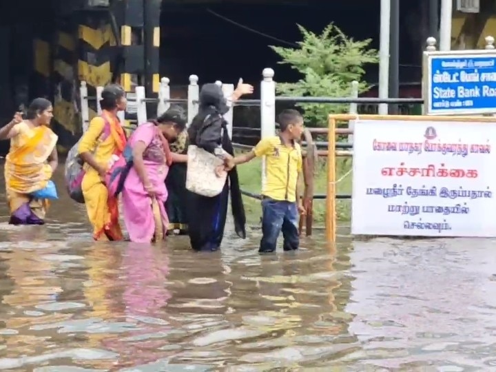 கோவை : கனமழையால் வீடுகளுக்குள் புகுந்த வெள்ளம், சாலைகளில் தேங்கிய மழை நீர், மக்கள் அவதி..