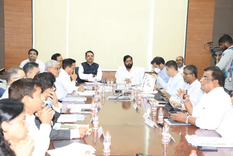 Urgently bring proposals regarding Vadsa Gadchiroli railway line Chief Minister reviewed the pending projects in the state Vidarbha : वडसा-गडचिरोली रेल्वे मार्गाबाबत तातडीने प्रस्ताव आणा, मुख्यमंत्र्यांनी घेतला राज्यातील प्रलंबित प्रकल्पांचा आढावा