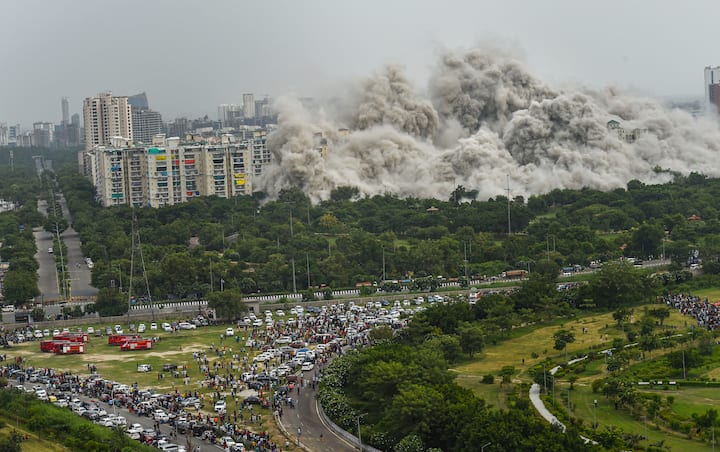 100 मीटर और 97 मीटर के दो ट्विन टावर को जमींदोज करने में महज 12 सेकेंड का समय लगा. हालांकि इसे गिराना आसान नहीं रहा. इसलिए जब इसे ध्वस्त करने की प्रक्रिया चल रही थी तो ये नजारा देखने के लिए वहां लोगों की भीड़ उमड़ पड़ी.