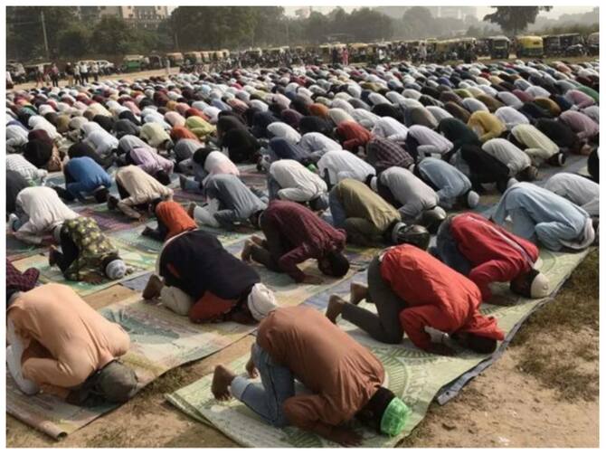 Moradabad Namaz Controversy 26 People Arrested Know What Law Says For Namaz In Different Places | Namaz Controversy: मुरादाबाद में घर पर सामूहिक नमाज के बाद FIR से हंगामा, जानें कितनी सही Moradabad Namaz Controversy 26 People Arrested Know What Law Says For Namaz In Different Places | Namaz Controversy: मुरादाबाद में घर पर सामूहिक नमाज के बाद FIR से हंगामा, जानें कितनी सही