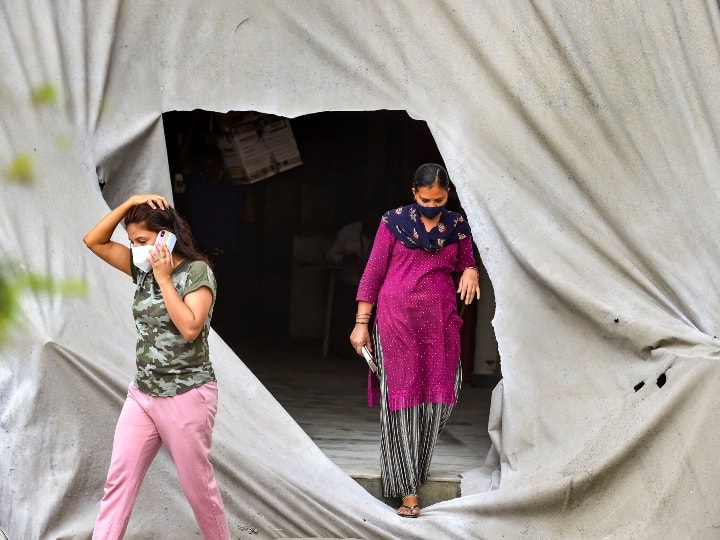 वहीं ट्विन टावर को ढहाने से पहले पास की आवासीय इमारतों से निकाले गए परिवारों में से करीब 100 परिवार अपने-अपने घरों को लौट गए हैं. एमराल्ड कोर्ट और एटीएस विलेज सोसाइटी के 5,000 से अधिक लोगों को ट्विन टावर विध्वंस से पहले निकाला गया था.