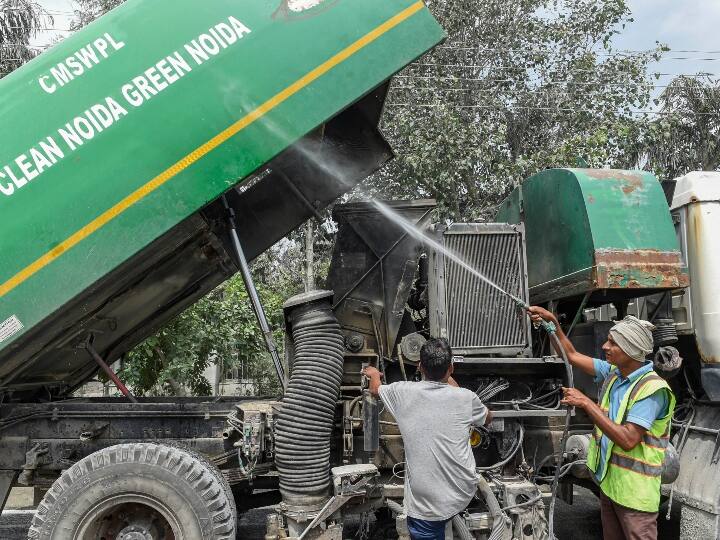 इस बीच, ध्वस्त हो चुके ट्विन टावर के सामने की सड़क पर पुलिसकर्मी तैनात हैं. सुरक्षा कारणों से 15 दिन के लिए सड़क मार्ग को बंद कर दिया गया है. उन्होंने बताया कि कईं स्थानीय लोगों ने सोमवार को मलबे की करीब से तस्वीरें और वीडियो बनाने के लिए इसके करीब पहुंचने की कोशिश की.