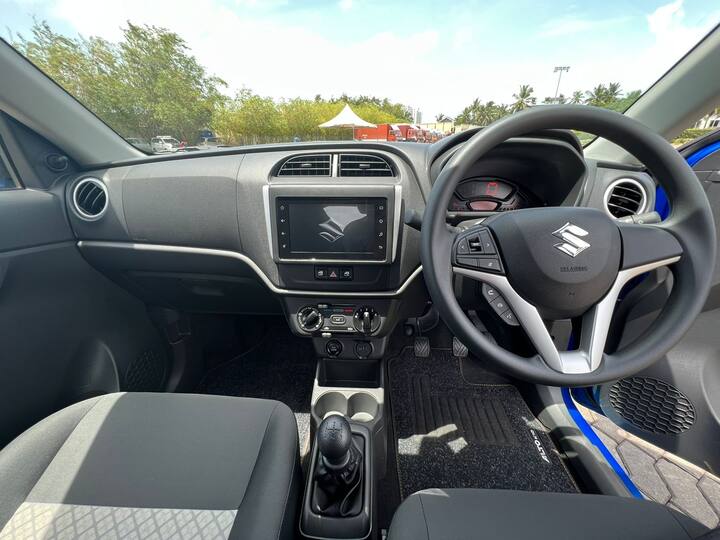 इस नई कार में एक 1.0 लीटर डुअलजेट पेट्रोल इंजन मिलता है, जो 66 bhp की पॉवर और 89 Nm का टॉर्क जेनरेट करता है. यही सामान इंजन मारूति की एस-प्रेसो में भी मिलता है. इस कार का वजन 740 किलोग्राम है. नई K10 मैनुअल वेरिएंट में काफी अच्छी है और इसका क्लच भी हल्का होने के साथ साथ बहुत स्लीक है.