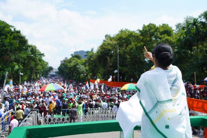 এ দিন মমতা বন্দ্যোপাধ্যায় বলেন, 'প্রায় এক কোটি পদে চাকরি দেওয়ার পরেও ৮৯ হাজার আসন খালি আছে। কয়েকজনের জন্য চাকরি আটকে আছে। শিক্ষমন্ত্রীকে বলব নিয়োগ যেন আটকে না থাকে।' মুখ্যমন্ত্রী আরও বলেন, 'সরকারি চাকরি ছাড়াও দেড় কোটি ছেলেমেয়ের কর্মসংস্থান হয়েছে।'