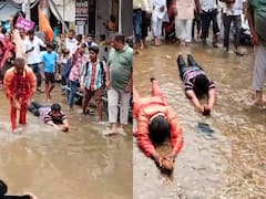 In Pics: बूंदी में जर्जर सड़कों से परेशान लोगों ने निकाली गड्डों में कूदकर कनक दंडवत यात्रा, देखें तस्वीरें