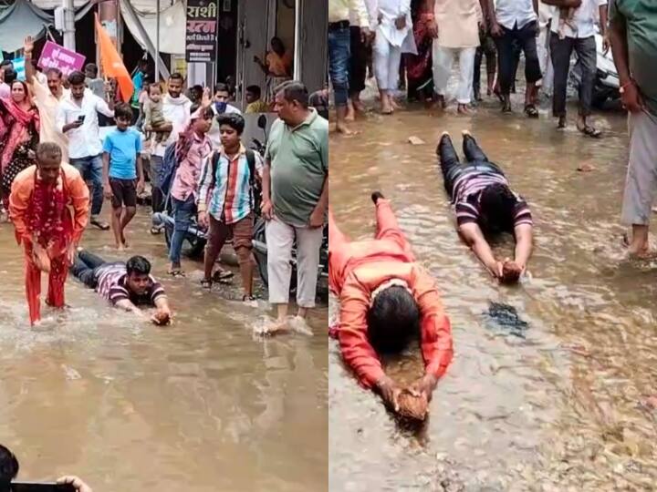 राजस्थान के बूंदी शहर के युवाओं द्वारा एक अनूठा प्रदर्शन किया गया. यहां युवा शहर के गड्ढों वाली सड़क पर कनक दंडवत यात्रा करते हुए निकले.