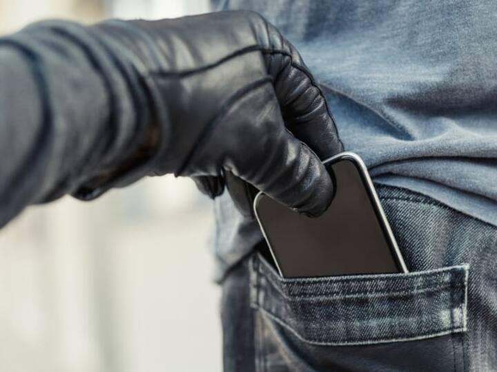 Crime : செல்போனால் நடந்த கொடூர கொலை! ! தூங்கும்போது தலையில் கல்லைப் போட்ட நண்பர்கள்..!