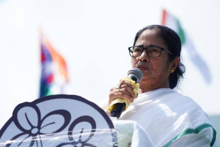 সোমবার একদিকে, অভিষেক বন্দ্যোপাধ্যায় যখন সপুত্র অমিত শাহকে চড়া সুরে নিশানা করেছেন, তখন একই মঞ্চ থেকে সুর চড়িয়েছেন মমতা বন্দ্যোপাধ্যায়ও।