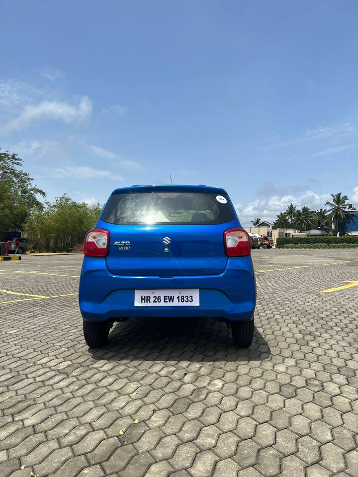 इस नई कार के इंटीरियर डिजाइन में एक बड़ा बदलाव देखने को मिलता है इसमें मिलने वाला एक टचस्क्रीन और कदम डिजिटल इंस्ट्रूमेंट कंसोल इसके केबिन को बहुत आधुनिक और आकर्षक बनाते हैं. इसमें मारुति का नवीनतम इंफोटेनमेंट सिस्टम दिया गया है जिसमें स्मार्टफोन कनेक्टिविटी, स्टीयरिंग कंट्रोल और बेसिक सेफ्टी फीचर्स मौजूद हैं. इसमें पीछे के लिए पावर विंडो उपलब्ध नहीं है साथ ही इसमें रियर वॉश/वाइप फीचर भी नहीं है.