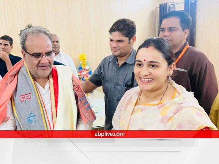 lucknow aparna yadav meets bjp state president bhupendra chaudhary at party office UP Politics: भूपेंद्र चौधरी से मिलीं अपर्णा यादव, यूपी BJP अध्यक्ष बनने पर कुछ यूं दी बधाई