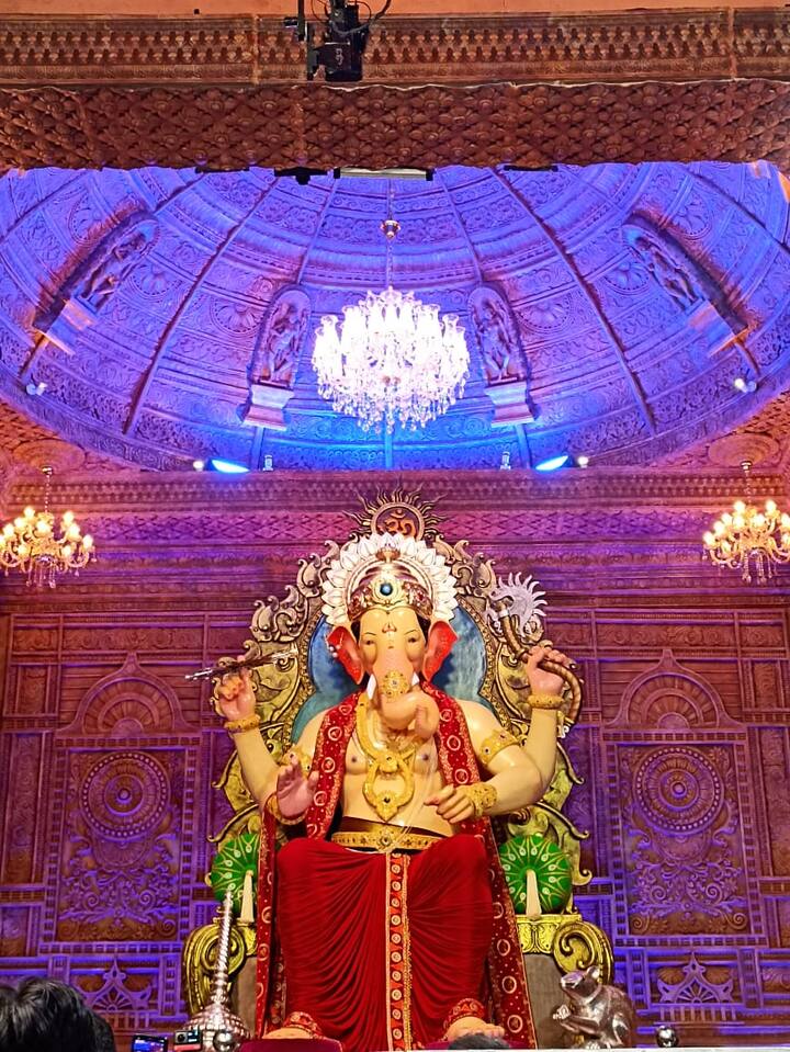 ज्या क्षणाची सर्व भाविक आतुरतेने वाट पाहत आहेत त्या लालबागचा राजाच्या मूर्तीची पहिली झलक आज समोर आली आहे