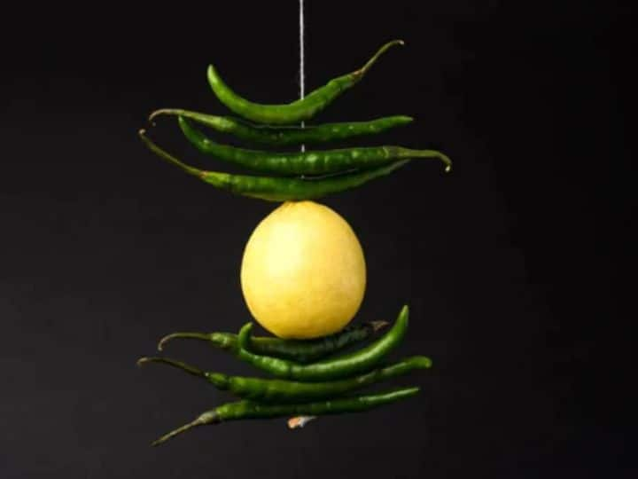 jyotish upay limbu mirchi upay lemon chilli superstition in marathi astrology news Jyotish Upay : घरात आणि दुकानात लिंबू-मिरची का टांगतात? जाणून घ्या मनोरंजक कारण 