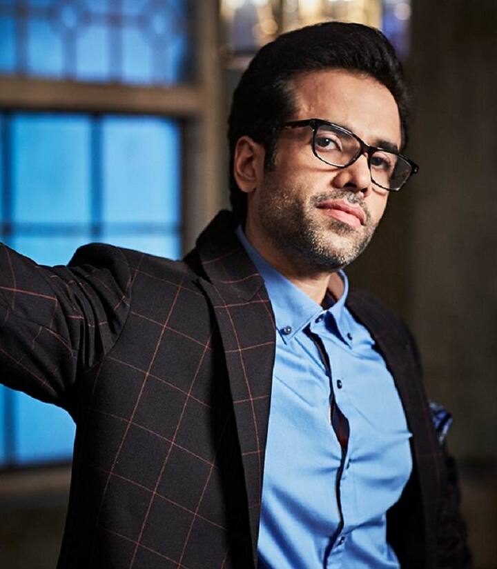 गोलमाल जैसी फिल्मों से पॉपुलर हुए एक्टर तुषार कपूर (Tusshar Kapoor) की उम्र 46 साल हो चुकी है, लेकिन उन्होंने अब तक शादी नहीं की है. हालांकि सरोगसी के ज़रिए वो एक बेटे के पिता हैं.