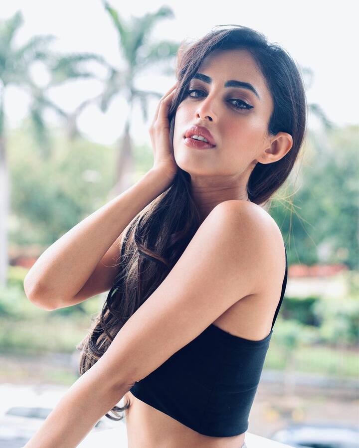 priya banerjee: પ્રિયા બેનર્જીએ બ્લેક  ડ્રેસમાં શેર કરી શાનદાર તસવીરો