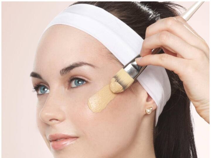 ਜੇਕਰ ਤੁਸੀਂ ਅਜਿਹਾ ਨਹੀਂ ਕਰਦੇ ਤਾਂ ਚਮੜੀ ਦੇ ਧੱਬੇ ਛੁਪਾਉਣ ਦੀ ਬਜਾਏ ਹੋਰ ਵੀ ਸਾਹਮਣੇ ਆ ਸਕਦੇ ਹਨ। ਆਓ ਜਾਣਦੇ ਹਾਂ ਕੰਸੀਲਰ ਚੁਣਨ ਦਾ ਫਾਰਮੂਲਾ ਕੀ ਹੈ?