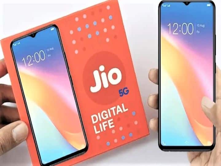 जियो 5G की लॉन्चिंग: आज मैं जियो 5जी की घोषणा करना चाहता हूं. हम 10 करोड़ घरों को डिजिटल अनुभवों और स्मार्ट होम सॉल्युशन्स से जोड़ेंगे. दिवाली तक जियो 5जी सर्विस लांच हो जाएगी. दिल्ली, मुंबई, कोलकाता और चेन्नई के मेट्रो शहरों में दिवाली 2022 तक सर्विस लॉन्च होगी. दिसंबर 2023 तक 18 महीनों में पूरे भारत को कवर करने के लिए तेजी से विस्तार किया जाएगा. जियो की महत्वाकांक्षी 5G रोलआउट योजना दुनिया में सबसे तेज होगी.