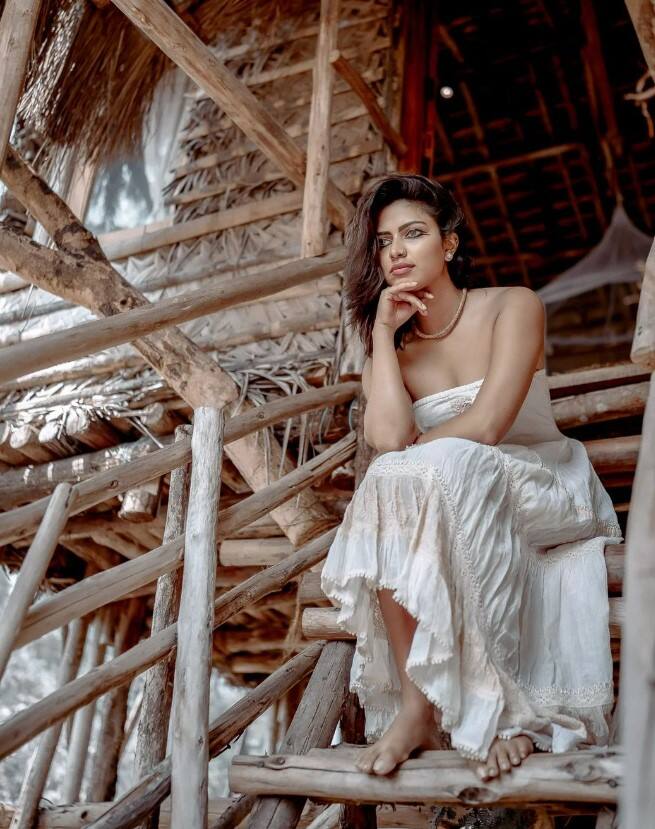 అల్లు అర్జున్, రామ్ చరణ్ లాంటి హీరోలతో కలిసి వెండితెరపై రొమాన్స్ చేసింది. (Courtesy : Amala Paul Instagram)