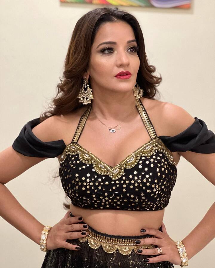 मोनालिसा अपने हर अंदाज से अपने चाहने वालों का ध्यान खींचती हैं. इस ट्रेडिशनल ड्रेस में मोनालिसा बला की खूबसूरत लग रही हैं.