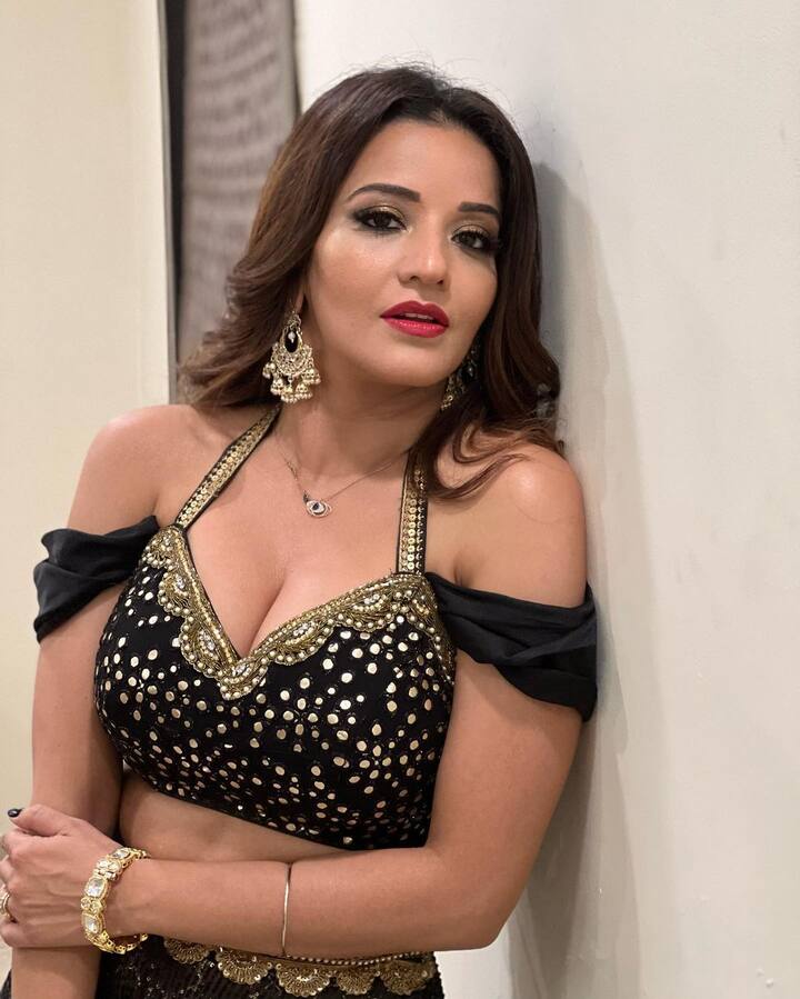 भोजपुरी फिल्मों की ग्लैमरस एक्ट्रेस मोनालिसा सोशल मीडिया पर अपनी फोटो-वीडियो शेयर कर चर्चा में बनी रहती हैं. फैंस भी उनके पोस्ट का बेसब्री से इंतजार करते हैं.