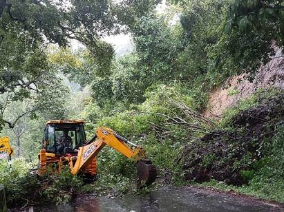 Landslide on Kallati hill road due to continuous rains in Nilgiris நீலகிரி பக்கம் கவனமா ட்ராவல் பண்ணுங்க! மழையால் ஆங்காங்கே மண் சரிவு! விவரம்!!