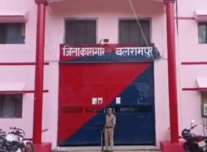 up news Balrampur Jail celebrate chhathi puja after new baby born बलरामपुर जेल में बच्चे के जन्म के बाद हुआ छठी पूजन, फूलों से सजाई गई जेल, गाए मंगल गीत