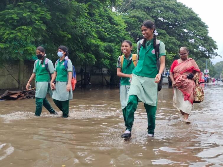 Due to the heavy rains floods entered the houses and rain water stagnated on the roads in Coimbatore கோவை : கனமழையால் வீடுகளுக்குள் புகுந்த வெள்ளம், சாலைகளில் தேங்கிய மழை நீர், மக்கள் அவதி..