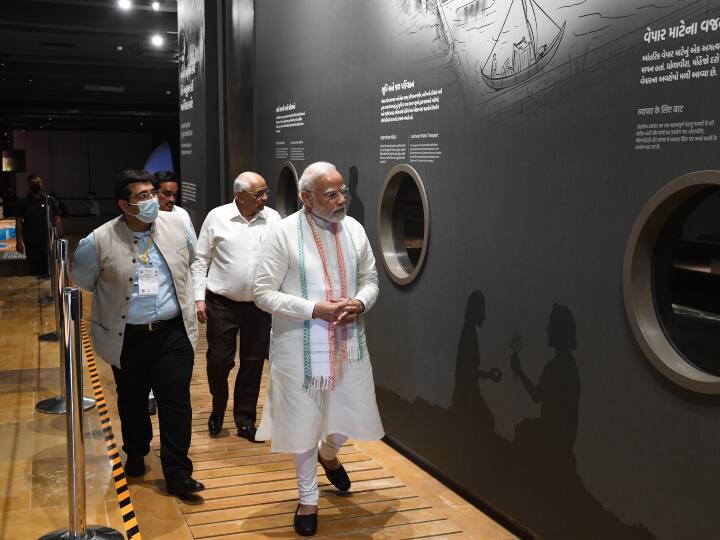 प्रधानमंत्री नरेंद्र मोदी ने 'स्मृति वन स्मारक' का उद्घाटन कर दिया है. ये 'स्मृति वन स्मारक' गुजरात के कच्छ क्षेत्र में मौजूद है. इस स्मारक को 2001 के विनाशकारी भूकंप के दौरान लोगों द्वारा दिखाए गए साहस और उनको श्रद्धांजलि देने के लिए बनाया गया है.