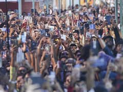 Lalbaugcha Raja: मुंबई के मशहूर 'लालबाग के राजा' ने लोगों को दिए दर्शन, देखें भव्य तस्वीरें