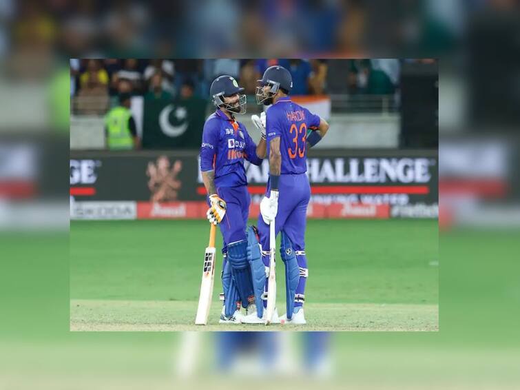 The Team India was praying for Hardik Pandya to score runs against pakistan revealed Bhuvneshwar after the IND vs PAK match IND vs PAK : हार्दीक पांड्याने रन करावे म्हणून म्हणून संपूर्ण संघ प्रार्थना करत होता, सामन्यानंतर भुवनेश्वरनं केला खुलासा