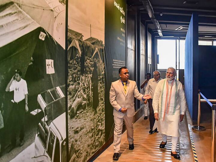 कच्छ स्थित 'स्मृति वन स्मारक' 470 एकड़ के क्षेत्र में फैला हुआ है और इसे बहुत ही सुन्दर तरीके से बनाया गया है.