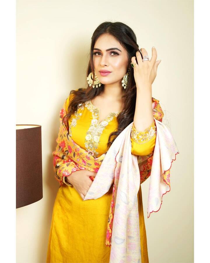 મુંબઇઃ પંજાબી સિનેમાના મ્યૂઝિક આલ્બમ્સમાં નજર આવી ચૂકેલી અભિનેત્રી નેહા મલિક હાલમા તેની સુંદર તસવીરોને લઈ ચર્ચામાં છે.