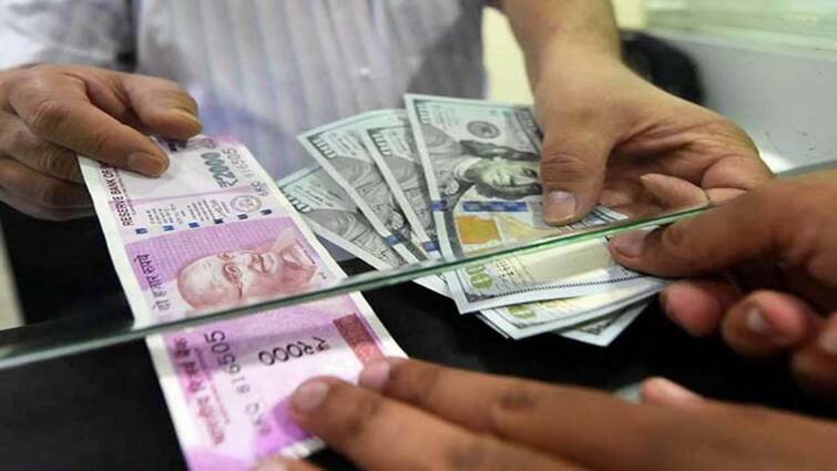 Rupee record low opens at record low 81.90 against US Dollar today dollar index strong Rupee Low: डॉलर के मुकाबले रुपया और हुआ कमजोर, 81.93 के रिकॉर्ड निम्‍न स्‍तर पर पहुंचा