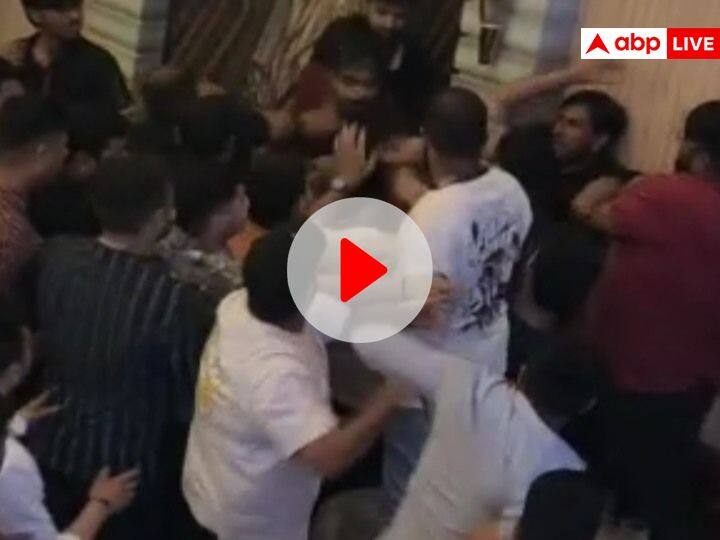 Indore pub fight viral video on social media in Madhya Pradesh ANN Viral Video: इंदौर में पब से शुरू हुई दो पक्षों की लड़ाई सड़क पर आई, जमकर हुई मारपीट का वीडियो वायरल