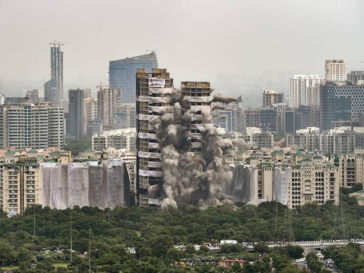 Twin Tower Demolition: ट्विन टावर गिरने के बाद लौटने लगे लोग, किसी के घर के शीशे टूटे तो किसी के घर में धूल ने जमाया डेरा Noida Twin Tower Demolition After the collapse people are now returning to their homes Twin Tower Demolition: ट्विन टावर गिरने के बाद लौटने लगे लोग, किसी के घर के शीशे टूटे तो किसी के घर में धूल ने जमाया डेरा