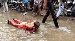 In Pics: बूंदी में जर्जर सड़कों से परेशान लोगों ने निकाली गड्डों में कूदकर कनक दंडवत यात्रा, देखें तस्वीरें